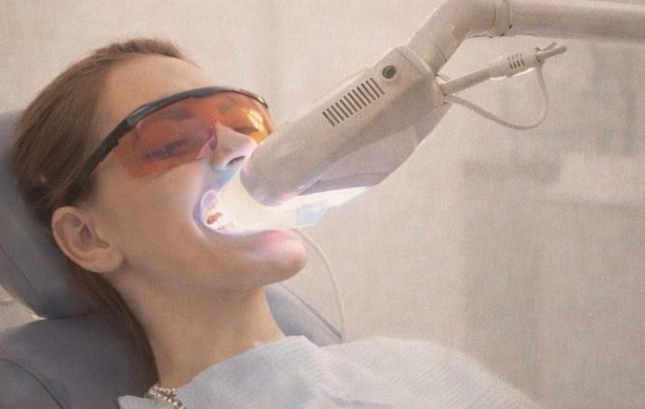 Persona en tratamiento blanqueamiento dental