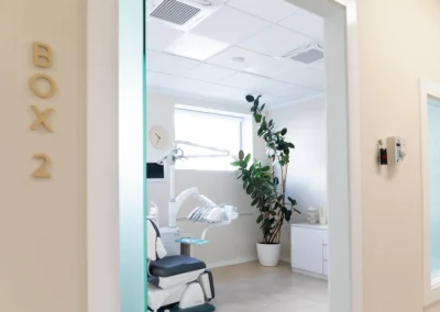 Entrada a sala de tratamiento clínica dental