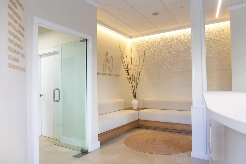 sala de espera clínica dental estilo moderno