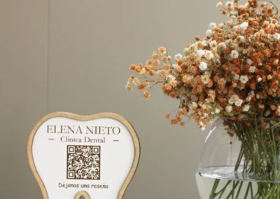 código QR dentro de motivo dental
