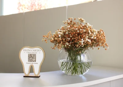 jarrón y elemento de decoración dental