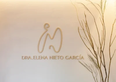 pared con nombre doctora clínica dental