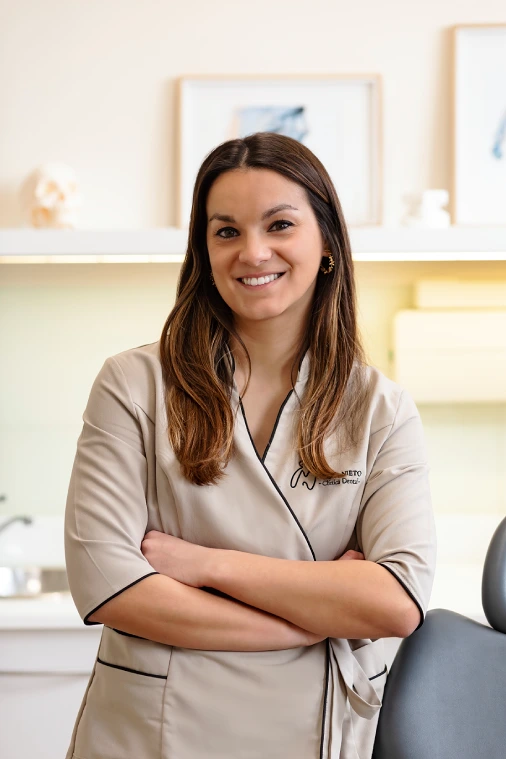 persona posando con ropa de trabajo clínica dental