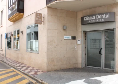 fachada y puerta de entrada a clínica dental