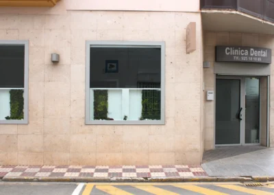 vista exterior fachada clínica dental