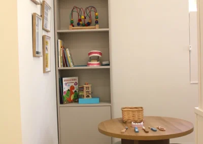 sala de espera con material juegos infantiles