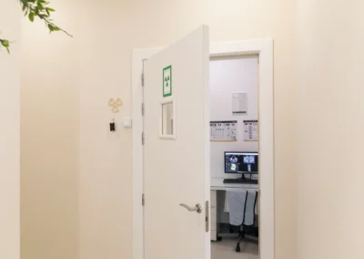 entrada a sala de rayos en clínica dental