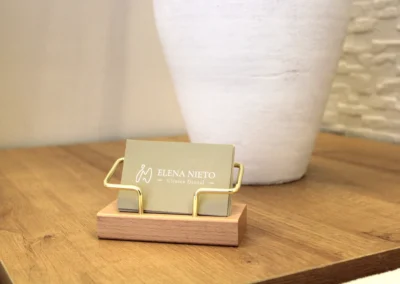 tarjetero sobre mesa de madera